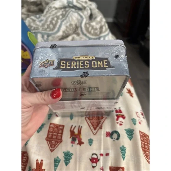 2025-26 Upper Deck Series 1 Hockey Tin - NEW SEALED - Picture 4 of 4